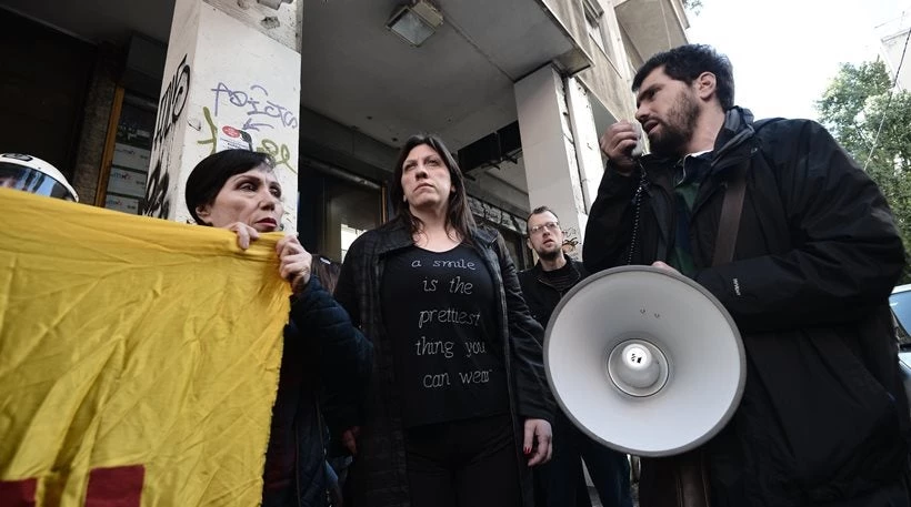 Συγκέντρωση διαμαρτυρίας του κινήματος «Δεν Πληρώνω» έξω από συμβολαιογραφείο στα Εξάρχεια